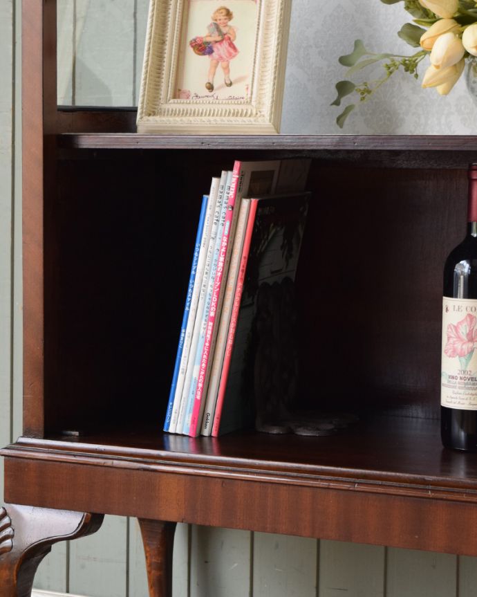 アンティークのキャビネット　アンティーク家具　英国輸入のアンティーク家具、繊細な木製の飾りが美しいマホガニー材のガラスキャビネット。本や漫画が余裕で収まる大きな空間です。(q-961-f)