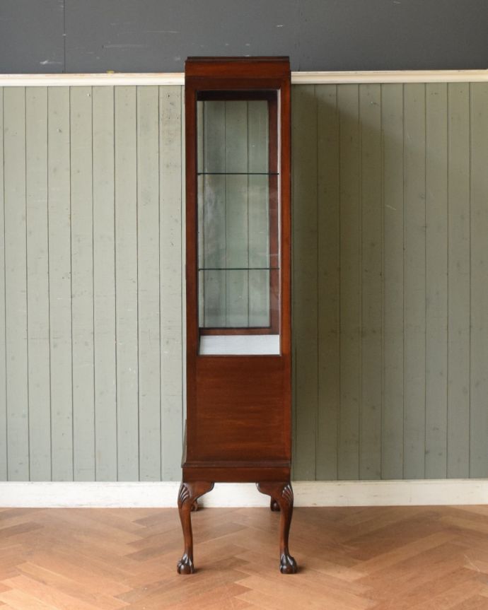 アンティークのキャビネット　アンティーク家具　英国輸入のアンティーク家具、繊細な木製の飾りが美しいマホガニー材のガラスキャビネット。サイドから見ても美しいです！しっかり作られているので、安心してお使いいただけます。(q-961-f)