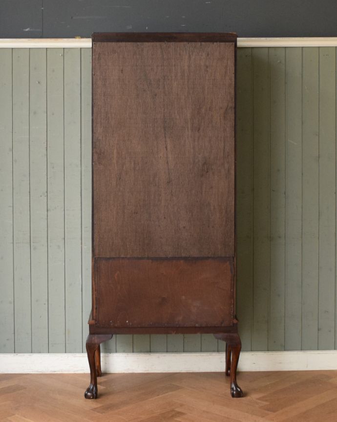 アンティークのキャビネット　アンティーク家具　英国輸入のアンティーク家具、繊細な木製の飾りが美しいマホガニー材のガラスキャビネット。アンティークは新品ではないので、もちろん経年変化によるキズはありますが、専門の職人が目立たないようキレイにお直しをしているので、後姿までキレイです。(q-961-f)