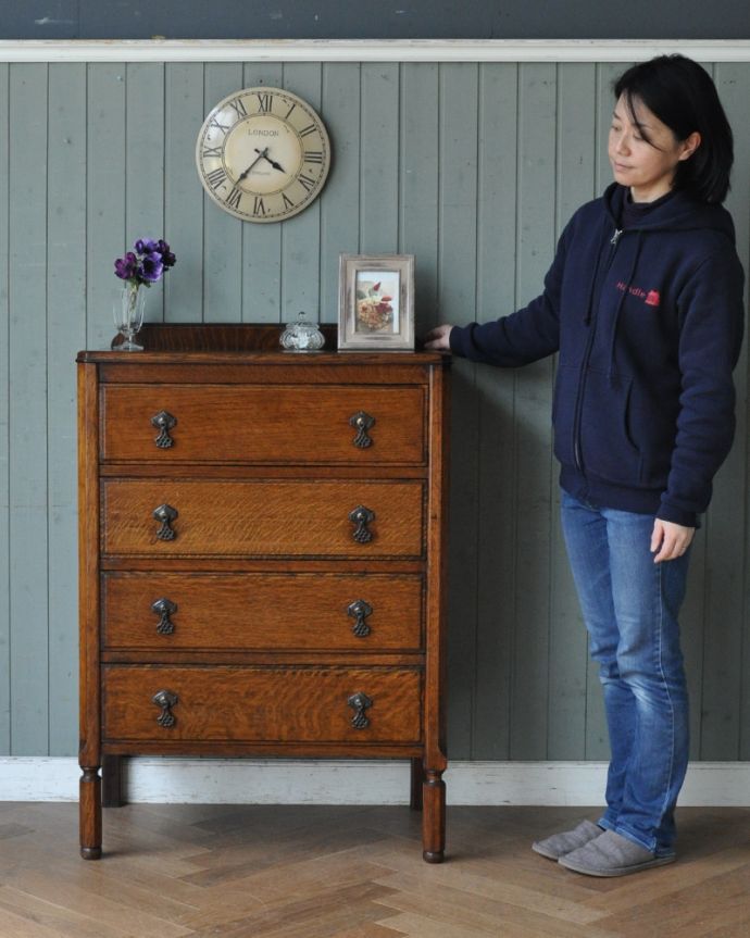 アンティークのチェスト　アンティーク家具　気軽に実用的に使えるアンティーク家具、英国デザインのオーク材チェスト。幅も人気の1ｍないタイプ。(q-962-f)