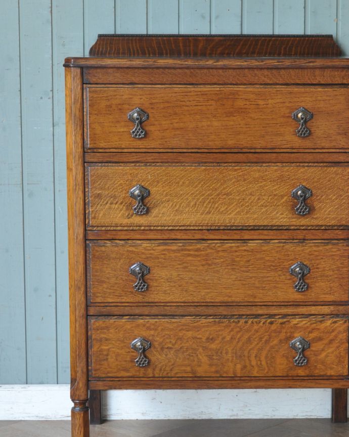 アンティークのチェスト　アンティーク家具　気軽に実用的に使えるアンティーク家具、英国デザインのオーク材チェスト。とても美しいオークの木目です。(q-962-f)