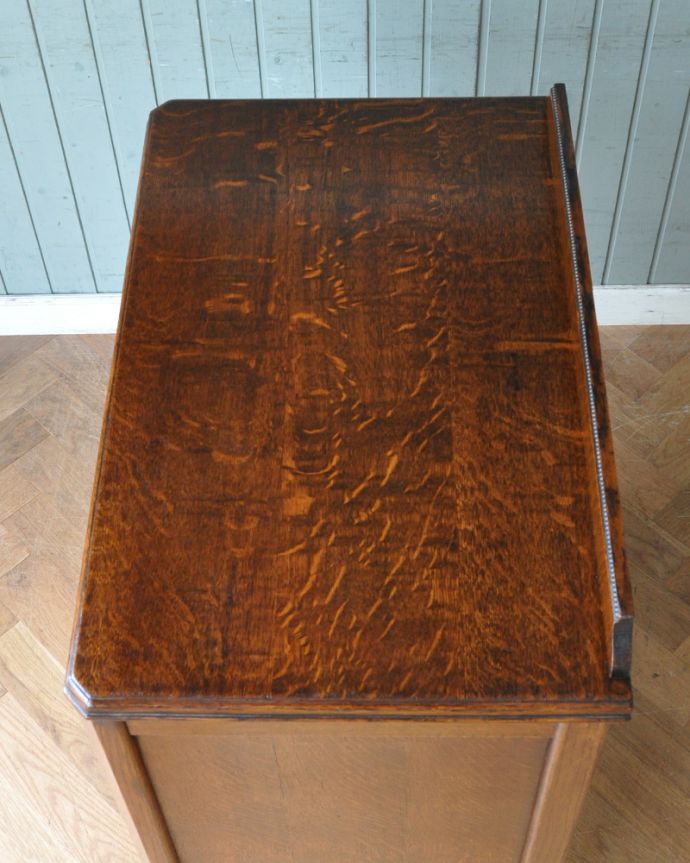 アンティークのチェスト　アンティーク家具　気軽に実用的に使えるアンティーク家具、英国デザインのオーク材チェスト。天板も木目がとってもキレイです。(q-962-f)