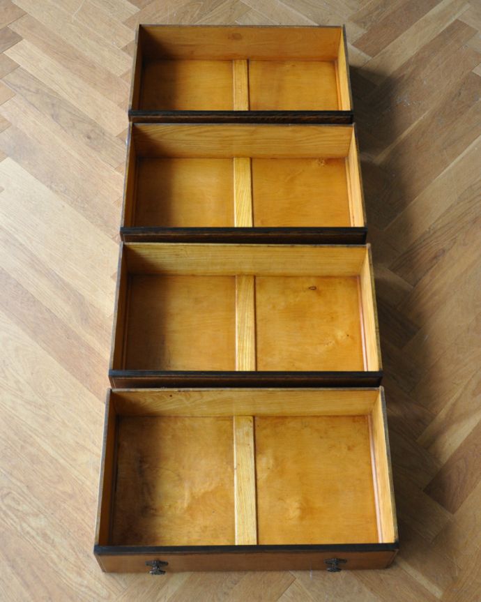 アンティークのチェスト　アンティーク家具　気軽に実用的に使えるアンティーク家具、英国デザインのオーク材チェスト。引き出しは４杯。(q-962-f)