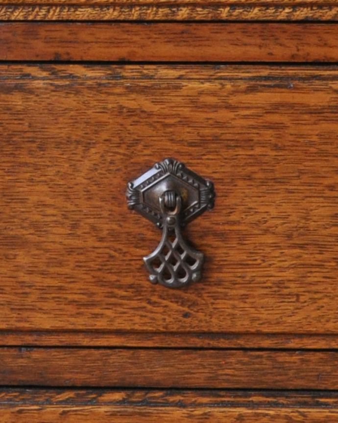 アンティークのチェスト　アンティーク家具　気軽に実用的に使えるアンティーク家具、英国デザインのオーク材チェスト。アンティークならではの重厚感のある取っ手です。(q-962-f)