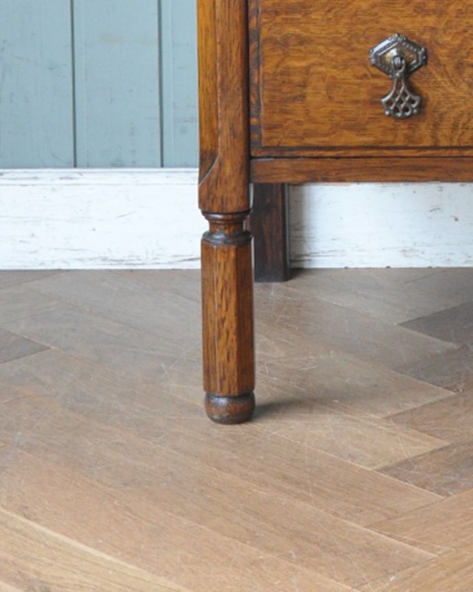 アンティークのチェスト　アンティーク家具　気軽に実用的に使えるアンティーク家具、英国デザインのオーク材チェスト。上品な脚がしっかり支えます。(q-962-f)