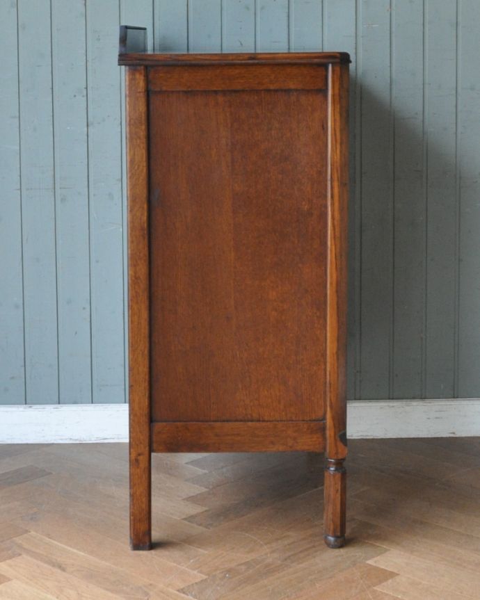 アンティークのチェスト　アンティーク家具　気軽に実用的に使えるアンティーク家具、英国デザインのオーク材チェスト。サイドから見ても絵になります。(q-962-f)