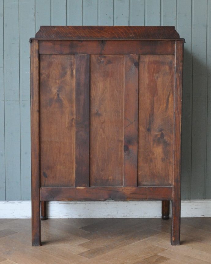 アンティークのチェスト　アンティーク家具　気軽に実用的に使えるアンティーク家具、英国デザインのオーク材チェスト。アンティークは新品ではないので、もちろん経年変化によるキズはありますが、専門の職人が目立たないようキレイにお直しをしているので、後姿までキレイです。(q-962-f)