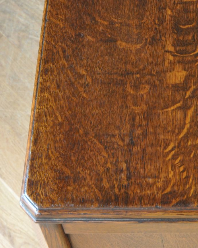 アンティークのチェスト　アンティーク家具　気軽に実用的に使えるアンティーク家具、英国デザインのオーク材チェスト。さり気なく入った装飾。(q-962-f)