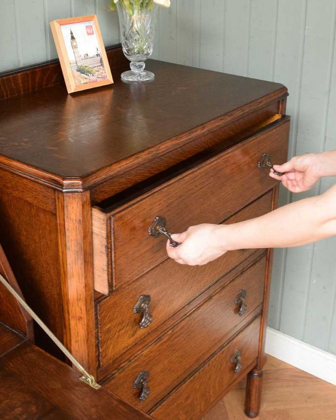 アンティークのチェスト　アンティーク家具　気軽に実用的に使えるアンティーク家具、英国デザインのオーク材チェスト。中を開ける度に感じるワクワク感実用的に収納として使えるアンティークのチェスト。(q-962-f)