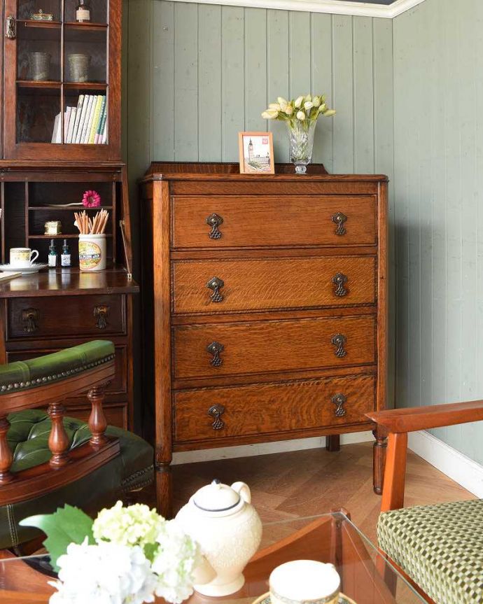アンティークのチェスト　アンティーク家具　気軽に実用的に使えるアンティーク家具、英国デザインのオーク材チェスト。存在感と収納力、タップリ詰まったオーク材のチェストシンプルなデザインなのに、なんとも言えない存在感たっぷりのオーク材チェスト。(q-962-f)