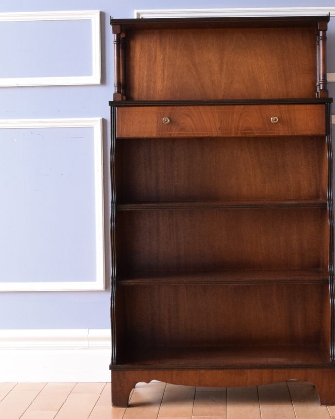 アンティークのキャビネット　アンティーク家具　飾りながらオシャレに収納できるブックシェルフ、英国のアンティーク家具。見た目の美しさはモチロン、しっかり収納力もある優れたブックシェルフです。(q-963-f)