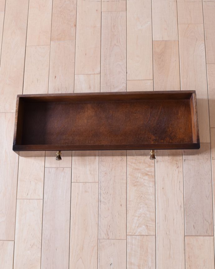 アンティークのキャビネット　アンティーク家具　飾りながらオシャレに収納できるブックシェルフ、英国のアンティーク家具。引き出しは1杯。(q-963-f)