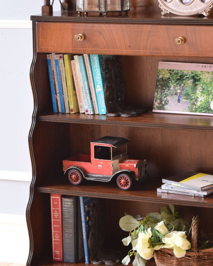 アンティークのキャビネット　アンティーク家具　飾りながらオシャレに収納できるブックシェルフ、英国のアンティーク家具。棚の中には、雑誌や文庫本などの収納もできます。(q-963-f)