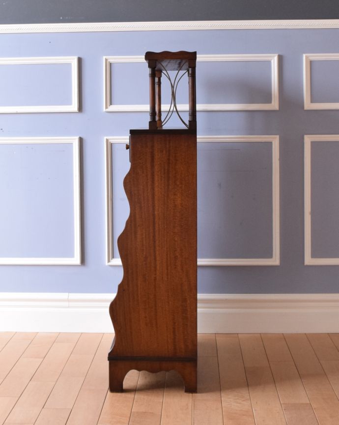 アンティークのキャビネット　アンティーク家具　飾りながらオシャレに収納できるブックシェルフ、英国のアンティーク家具。横から見ても美しいシルエットです。(q-963-f)