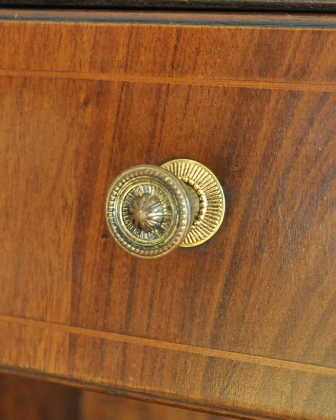 アンティークのキャビネット　アンティーク家具　飾りながらオシャレに収納できるブックシェルフ、英国のアンティーク家具。可愛い取っ手がちょこんと付いています。(q-963-f)