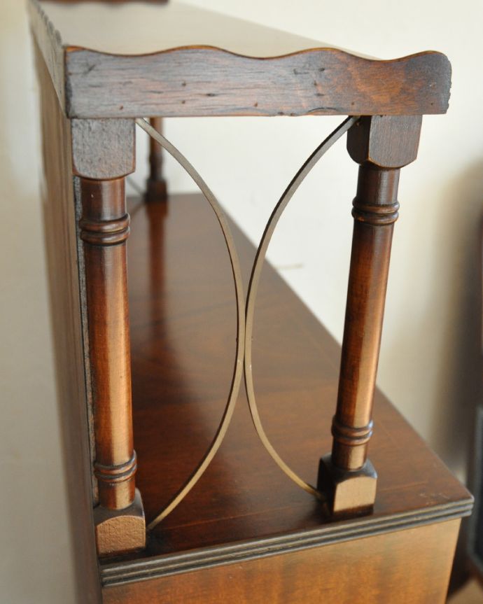 アンティークのキャビネット　アンティーク家具　飾りながらオシャレに収納できるブックシェルフ、英国のアンティーク家具。横から見ても美しい、繊細な装飾です。(q-963-f)