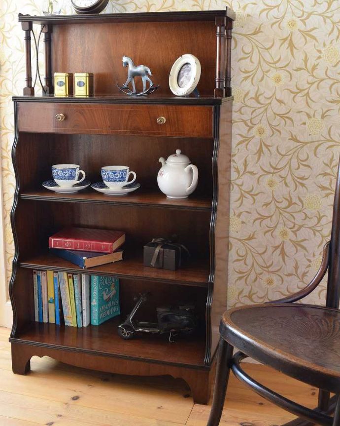 アンティークのキャビネット　アンティーク家具　飾りながらオシャレに収納できるブックシェルフ、英国のアンティーク家具。飾りながらたっぷりしまえる可愛いシェルフです！。(q-963-f)