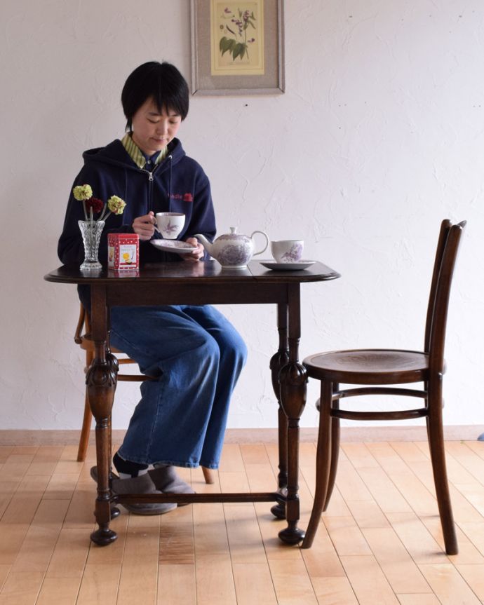 アンティークのテーブル アンティーク家具 英国輸入のアンティーク家具、脚がお洒落な伸張式タイプのサイドテーブル 。天板を広げれば、来客はお友達とのお茶の時間もゆったりと楽しめます。(q-964-f)