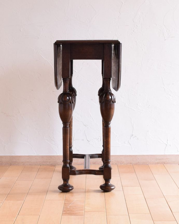 アンティークのテーブル アンティーク家具 英国輸入のアンティーク家具、脚がお洒落な伸張式タイプのサイドテーブル 。使わないときは、たたんで壁につけておけば、お部屋が広く使えます。(q-964-f)