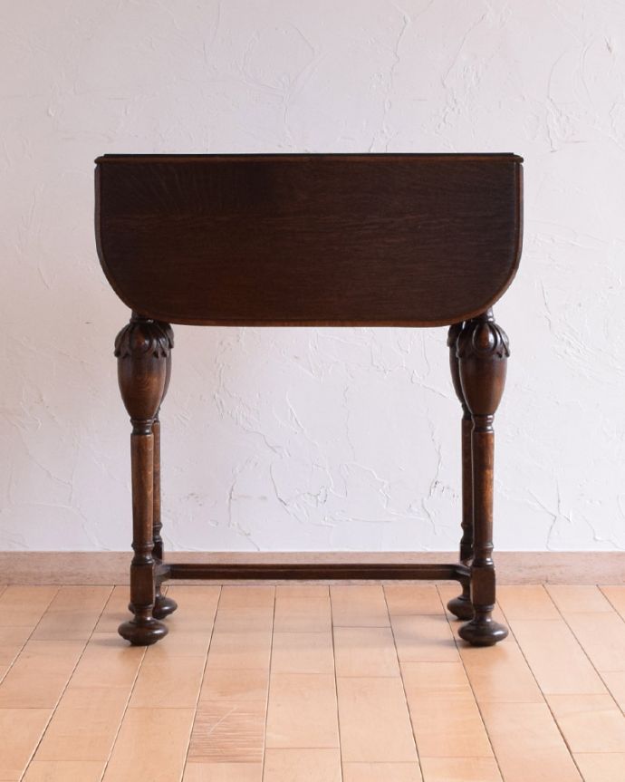 アンティークのテーブル アンティーク家具 英国輸入のアンティーク家具、脚がお洒落な伸張式タイプのサイドテーブル 。アンティークは新品ではないので、もちろん経年変化によるキズはありますが、専門の職人が目立たないようキレイにお直しをしているので、後姿までキレイです。(q-964-f)