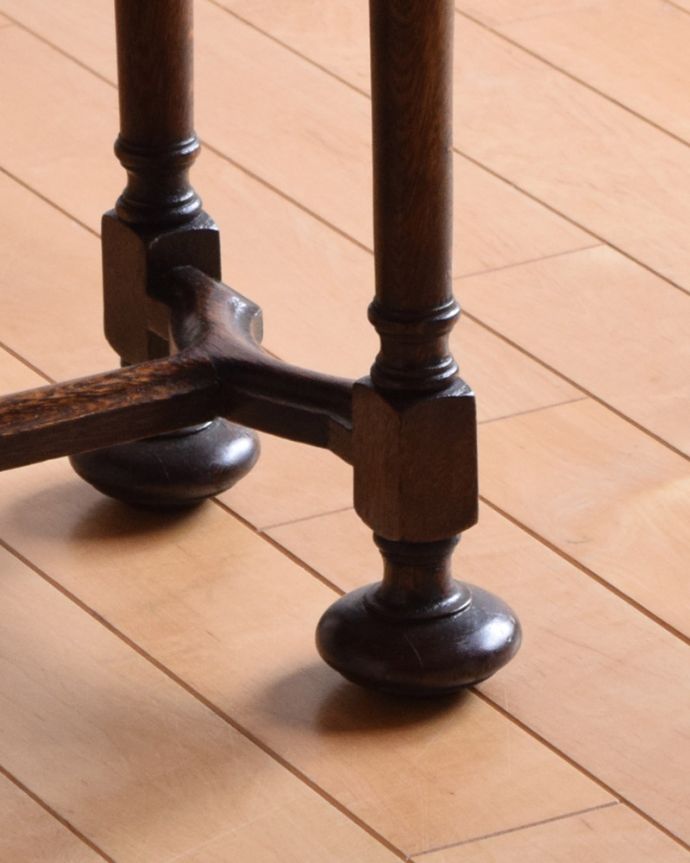 アンティークのテーブル アンティーク家具 英国輸入のアンティーク家具、脚がお洒落な伸張式タイプのサイドテーブル 。きちんとお直ししていますので、しっかりとした安定感があります。(q-964-f)