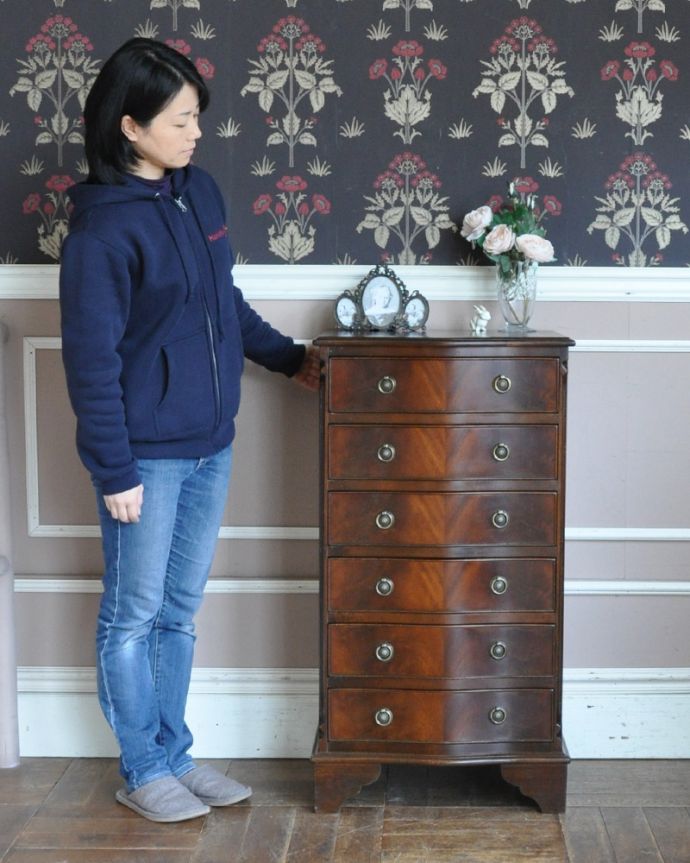 アンティークのチェスト アンティーク家具 高級感のあるアンティーク英国輸入家具、たっぷり引き出しの付いたチェストオブドロワーズ 。高級感があって女性らしい優しいシルエット。(q-966-f)