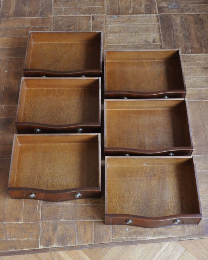 アンティークのチェスト アンティーク家具 高級感のあるアンティーク英国輸入家具、たっぷり引き出しの付いたチェストオブドロワーズ 。引き出しは6杯。(q-966-f)