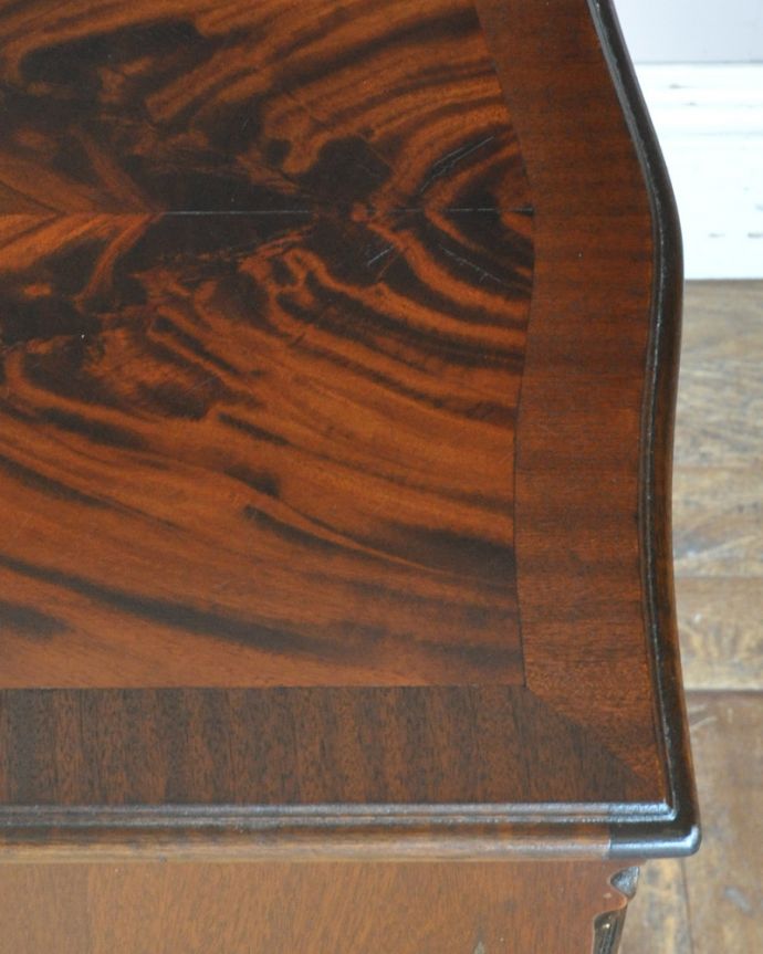 アンティークのチェスト アンティーク家具 高級感のあるアンティーク英国輸入家具、たっぷり引き出しの付いたチェストオブドロワーズ 。前板がカーブしていて女性らしい雰囲気です。(q-966-f)