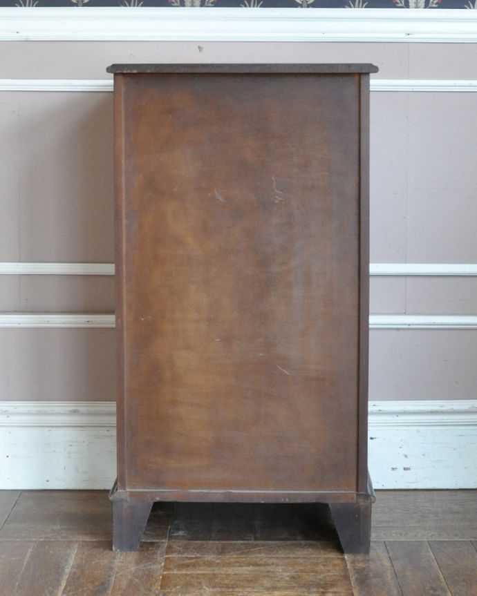 アンティークのチェスト アンティーク家具 高級感のあるアンティーク英国輸入家具、たっぷり引き出しの付いたチェストオブドロワーズ 。アンティークは新品ではないので、もちろん経年変化によるキズはありますが、専門の職人が目立たないようキレイにお直しをしているので、後姿までキレイです。(q-966-f)