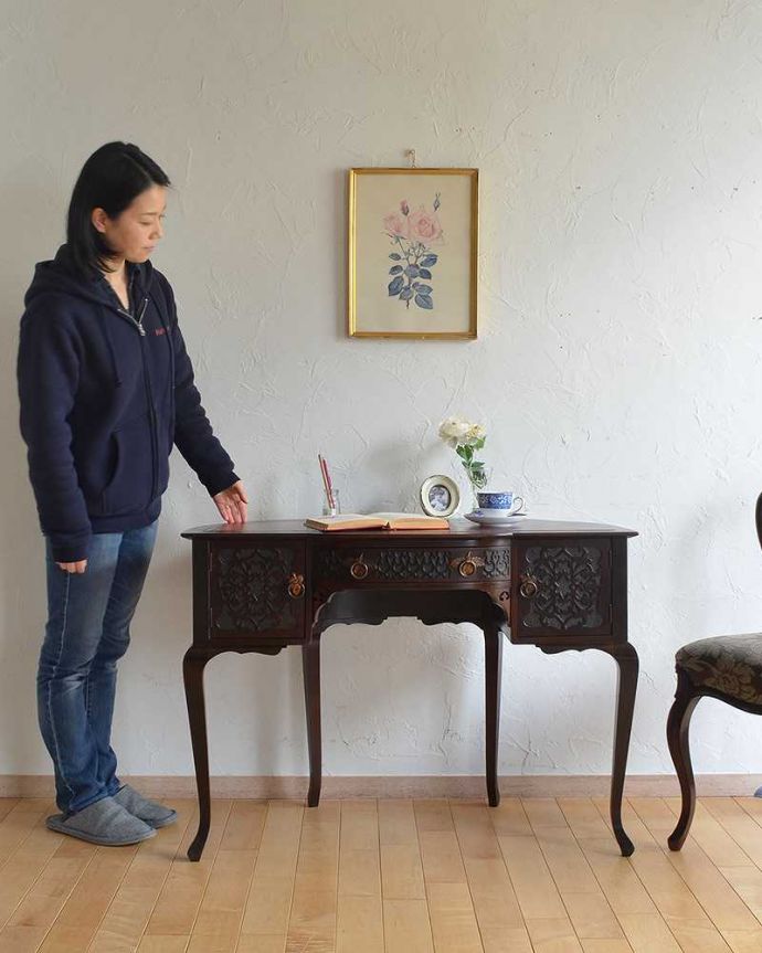 アンティークのデスク・書斎机　アンティーク家具　革張り天板のゴージャスな英国家具、マホガニーのライティングデスク。華やかで美しいシルエットが魅力的です。(q-967-f)