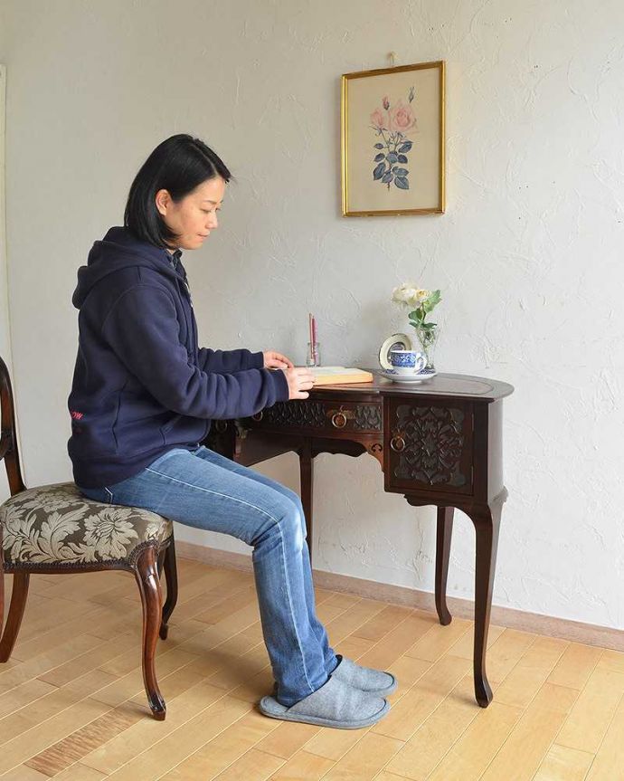 アンティークのデスク・書斎机　アンティーク家具　革張り天板のゴージャスな英国家具、マホガニーのライティングデスク。デスクに座る時間を持つことで気持ちの切り替えができます。(q-967-f)