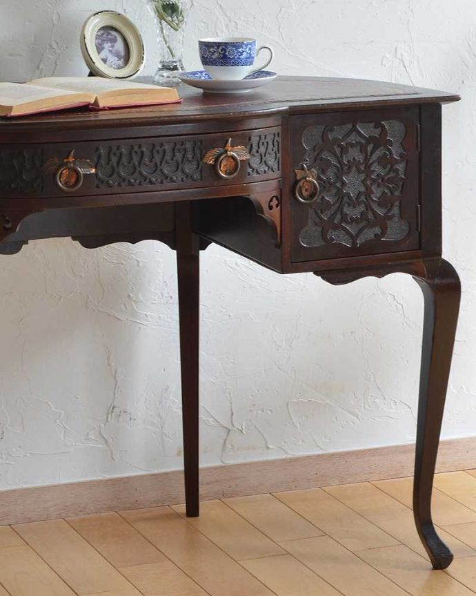 アンティークのデスク・書斎机　アンティーク家具　革張り天板のゴージャスな英国家具、マホガニーのライティングデスク。マホガニー材の美しい木目が自慢！外国製のデスクは装飾があちこちにあるので、絵になるアイテム。(q-967-f)