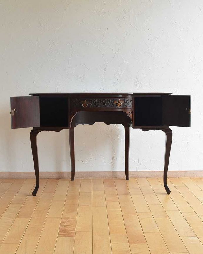 アンティークのデスク・書斎机　アンティーク家具　革張り天板のゴージャスな英国家具、マホガニーのライティングデスク。デスクの両サイドは、扉タイプの収納になっています。(q-967-f)