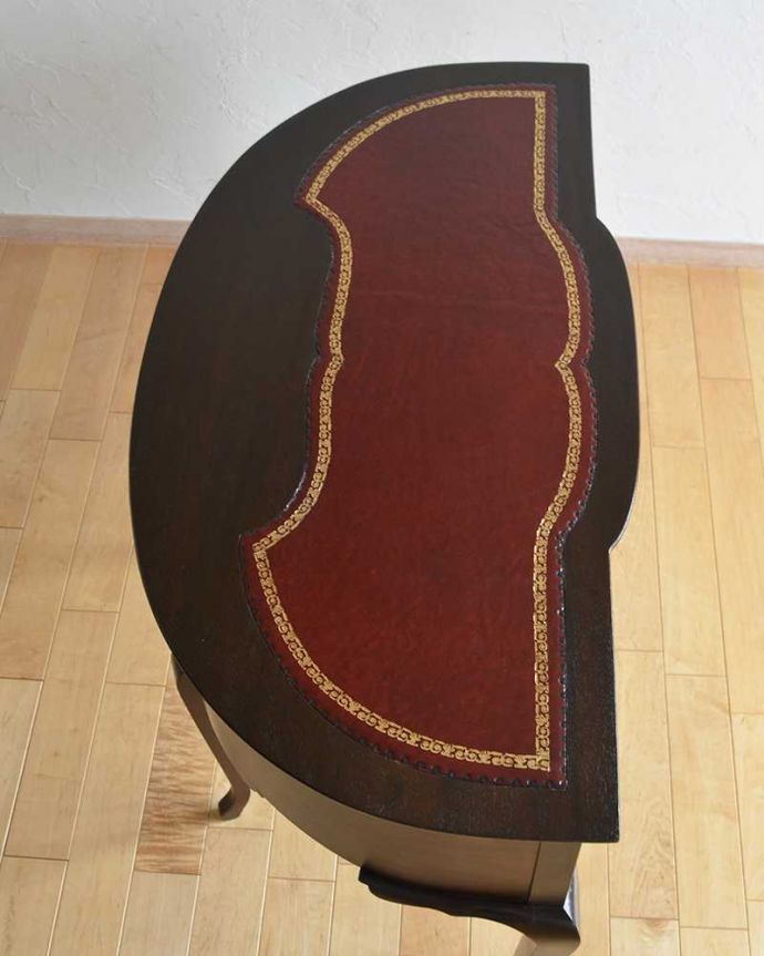 アンティークのデスク・書斎机　アンティーク家具　革張り天板のゴージャスな英国家具、マホガニーのライティングデスク。天板もピカピカにお直ししました。(q-967-f)