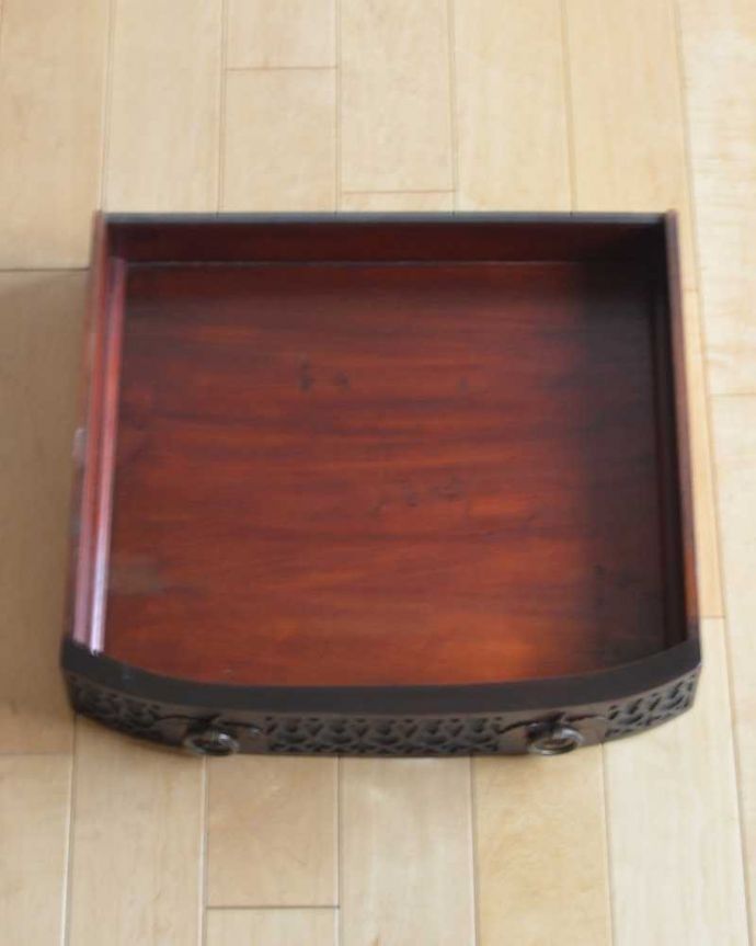 アンティークのデスク・書斎机　アンティーク家具　革張り天板のゴージャスな英国家具、マホガニーのライティングデスク。引き出しがあります。(q-967-f)