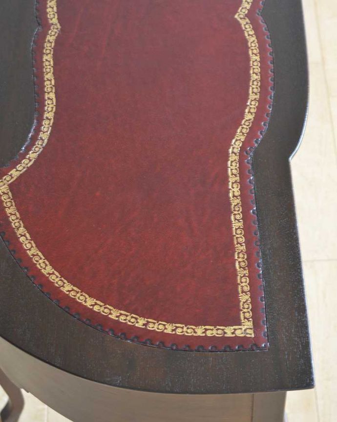 アンティークのデスク・書斎机　アンティーク家具　革張り天板のゴージャスな英国家具、マホガニーのライティングデスク。天板は、正面側が弧を描くようにカッティングされています。(q-967-f)