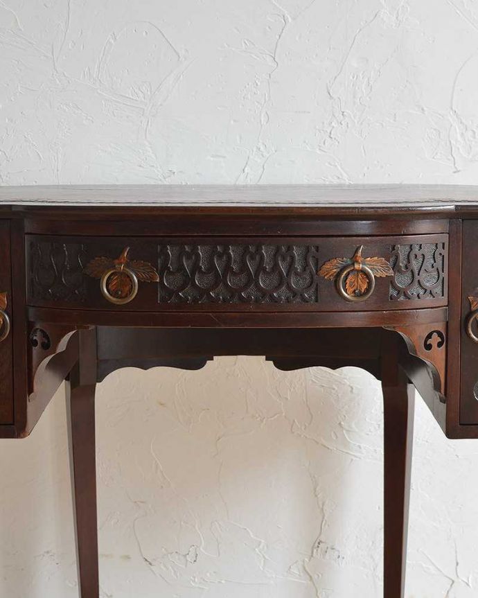 アンティークのデスク・書斎机　アンティーク家具　革張り天板のゴージャスな英国家具、マホガニーのライティングデスク。味わい深い取っ手から、時間の流れを感じることができます。(q-967-f)