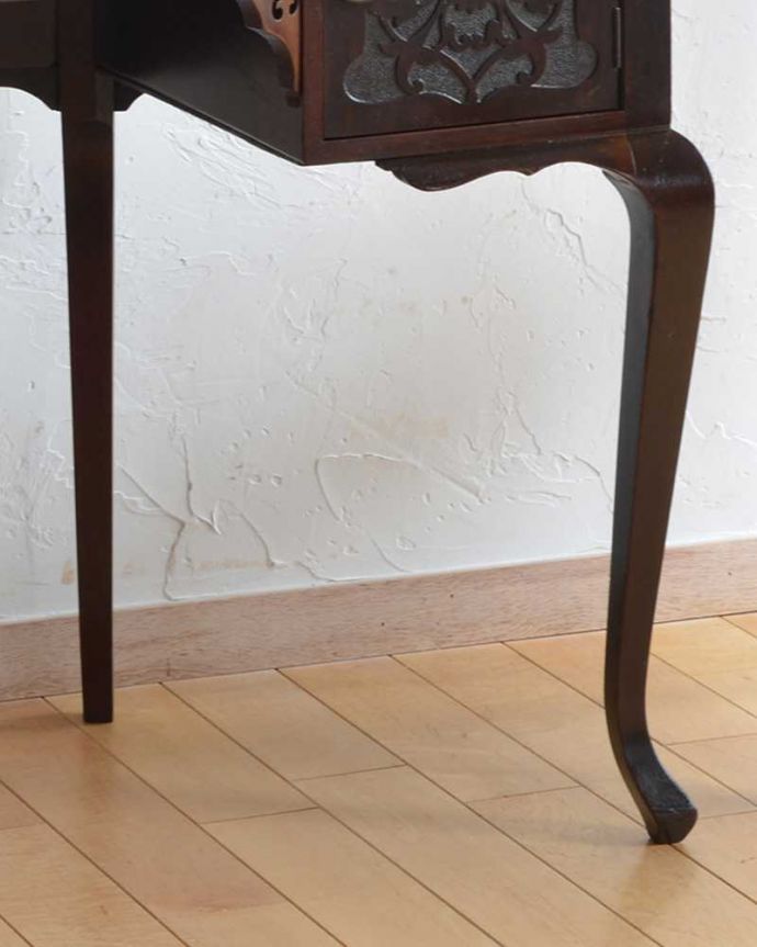 アンティークのデスク・書斎机　アンティーク家具　革張り天板のゴージャスな英国家具、マホガニーのライティングデスク。脚付きのタイプは、風通しがいいです。(q-967-f)