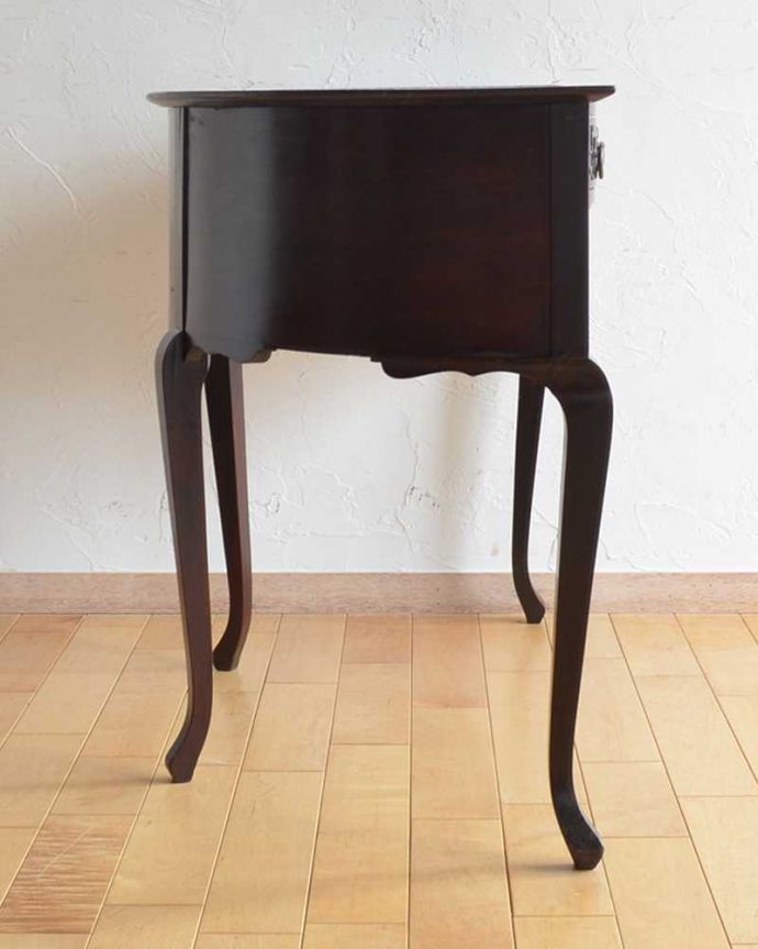 アンティークのデスク・書斎机　アンティーク家具　革張り天板のゴージャスな英国家具、マホガニーのライティングデスク。横から見るとこんな感じ。(q-967-f)