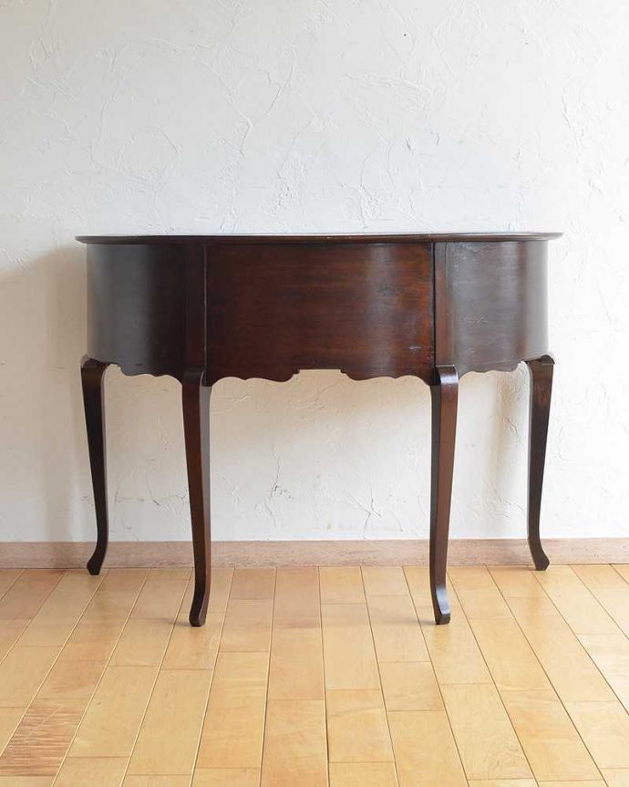 アンティークのデスク・書斎机　アンティーク家具　革張り天板のゴージャスな英国家具、マホガニーのライティングデスク。アンティークは新品ではないので、もちろん経年変化によるキズはありますが、専門の職人が目立たないようキレイにお直しをしているので、後姿までキレイです。(q-967-f)