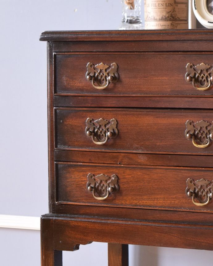 アンティークのチェスト　アンティーク家具　小さくてもお部屋の主役になる英国家具、 美しい木目のアンティーク３段チェスト。落ち着きがあって高級な印象を与えてくれます。(q-969-f)
