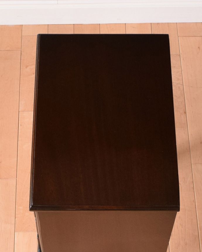 アンティークのチェスト　アンティーク家具　小さくてもお部屋の主役になる英国家具、 美しい木目のアンティーク３段チェスト。天板も木目がキレイです。(q-969-f)