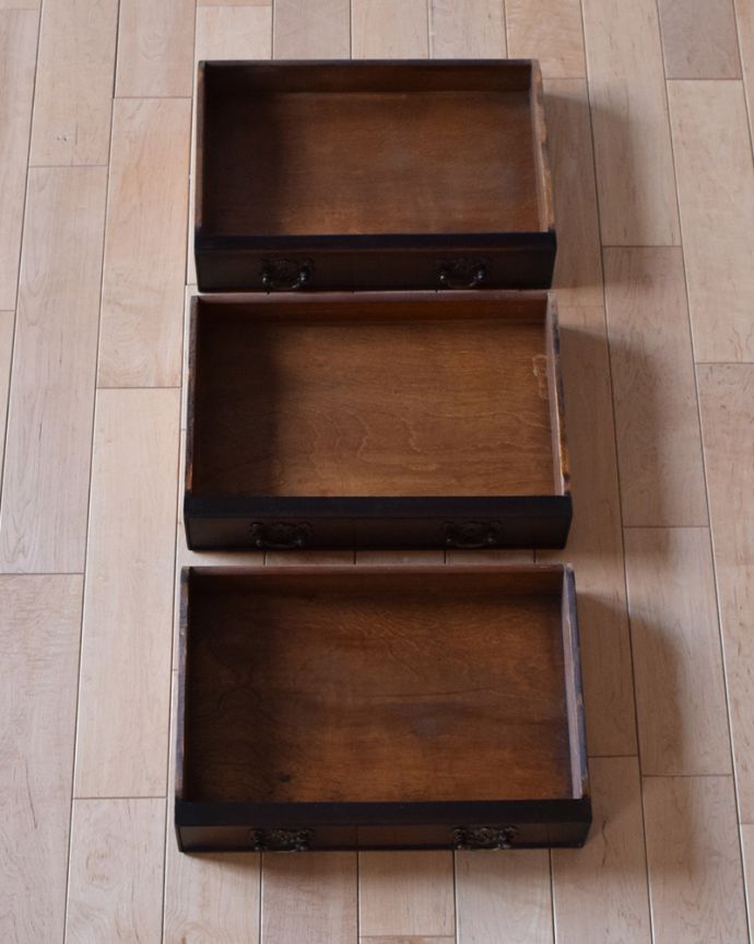 アンティークのチェスト　アンティーク家具　小さくてもお部屋の主役になる英国家具、 美しい木目のアンティーク３段チェスト。引き出しは手前が１段目です。(q-969-f)