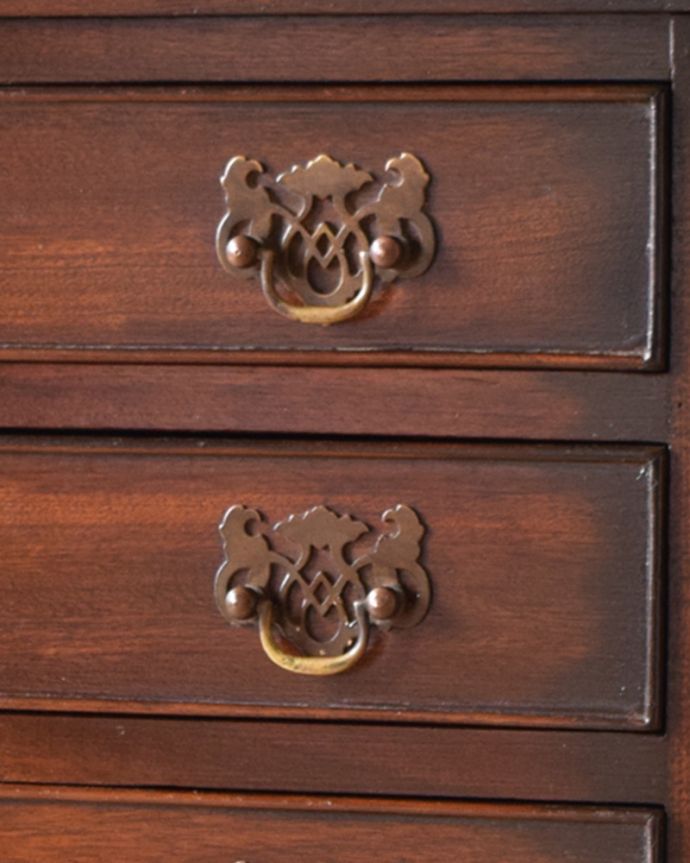アンティークのチェスト　アンティーク家具　小さくてもお部屋の主役になる英国家具、 美しい木目のアンティーク３段チェスト。ハンドル形のオシャレな取っ手です。(q-969-f)