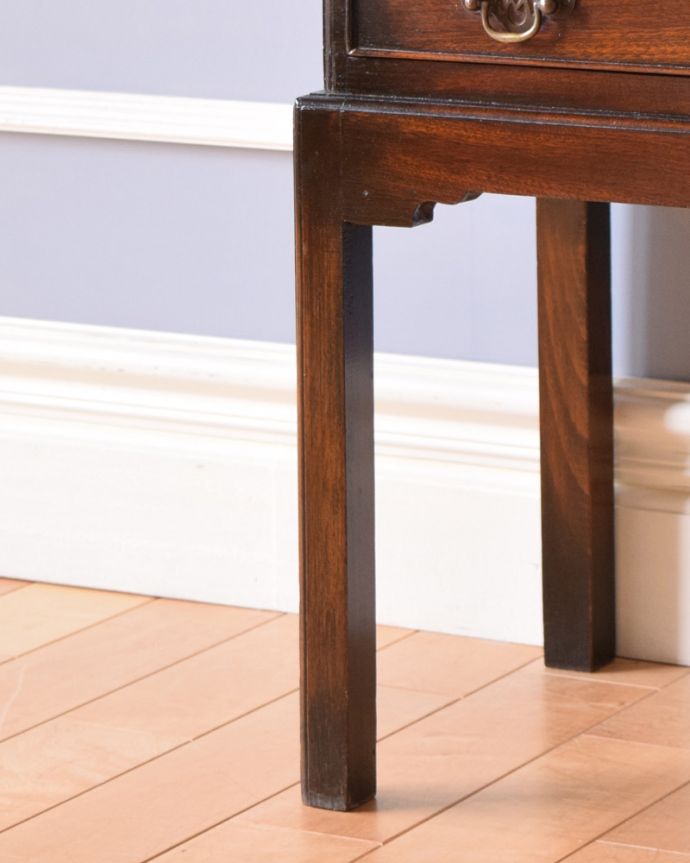 アンティークのチェスト　アンティーク家具　小さくてもお部屋の主役になる英国家具、 美しい木目のアンティーク３段チェスト。しっかりチェストを支えます。(q-969-f)