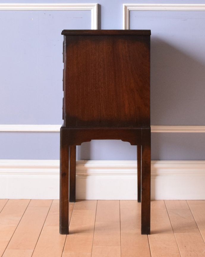 アンティークのチェスト　アンティーク家具　小さくてもお部屋の主役になる英国家具、 美しい木目のアンティーク３段チェスト。サイドから見ても絵になります。(q-969-f)