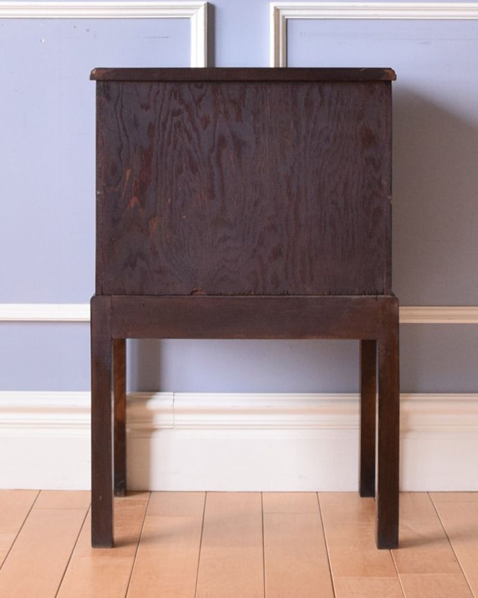 アンティークのチェスト　アンティーク家具　小さくてもお部屋の主役になる英国家具、 美しい木目のアンティーク３段チェスト。アンティークは新品ではないので、もちろん経年変化によるキズはありますが、専門の職人が目立たないようキレイにお直しをしているので、後姿までキレイです。(q-969-f)