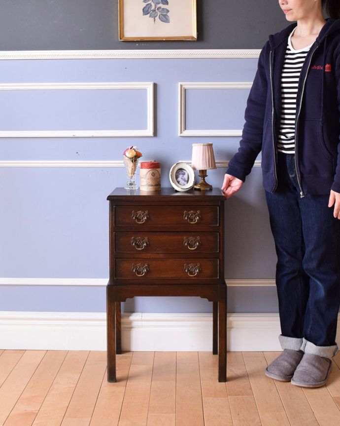 アンティークのチェスト　アンティーク家具　小さくてもお部屋の主役になる英国家具、 美しい木目のアンティーク３段チェスト。とても品のある木目です。(q-969-f)