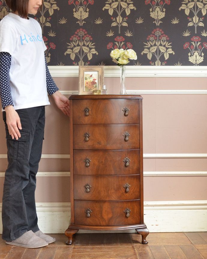 アンティークのチェスト　アンティーク家具　カーブが美しく上品で女性らしい、アンティーク英国輸入のチェスト（５段）。高級感があって女性らしい優しいシルエット。(q-972-f)