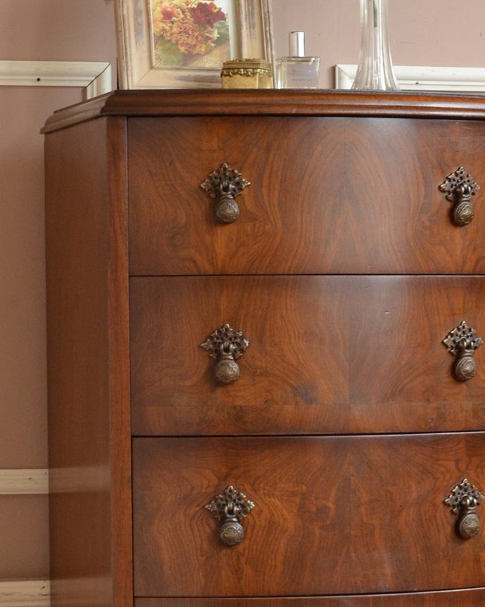 アンティークのチェスト　アンティーク家具　カーブが美しく上品で女性らしい、アンティーク英国輸入のチェスト（５段）。品のある色合いと木目です。(q-972-f)